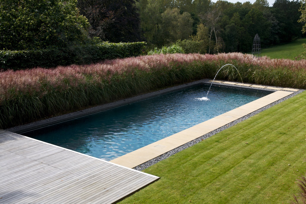 Outdoor swimming pool with water features