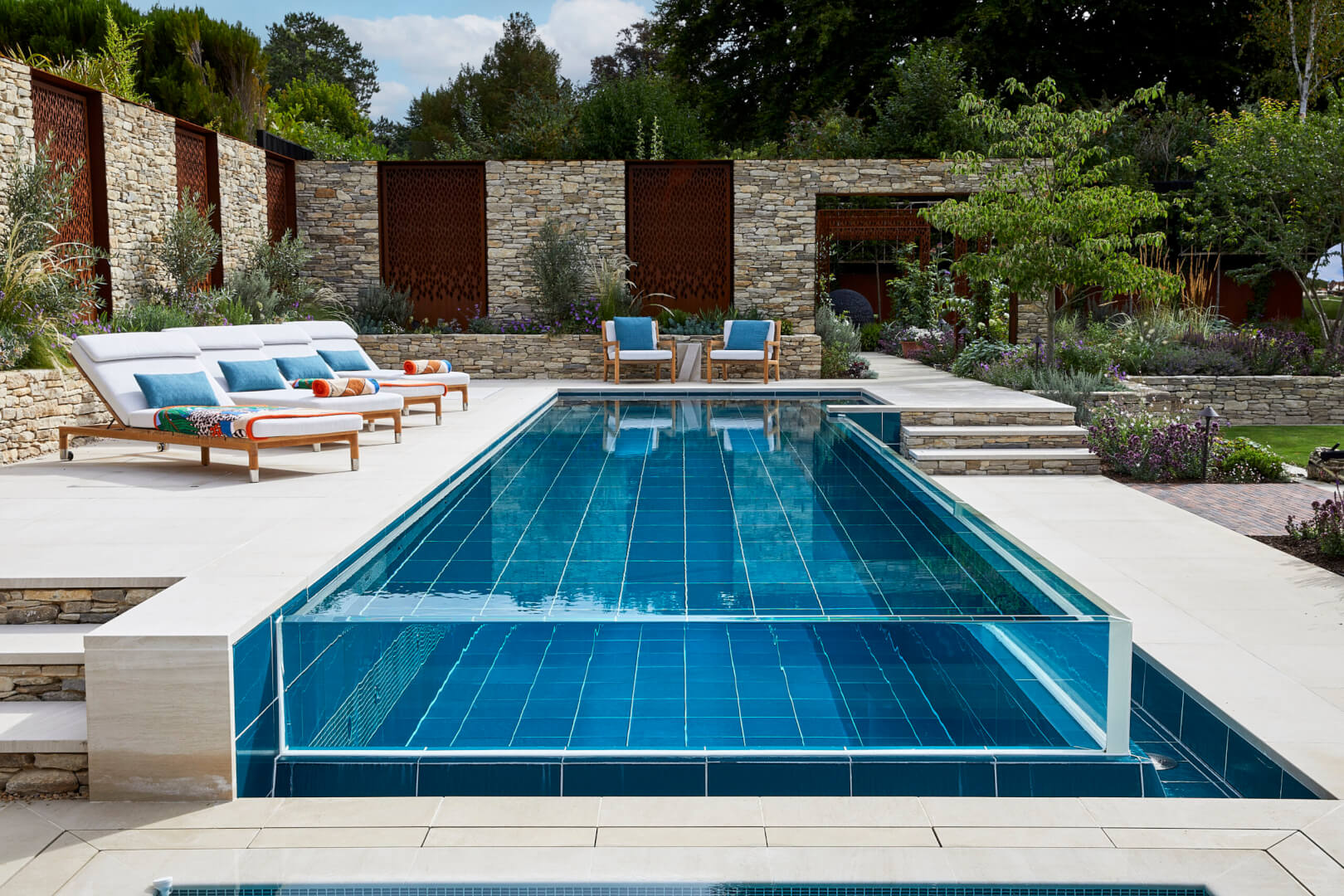 Distinctive infinity pool design in Surrey