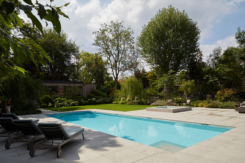 Distinctive-infinity-pool-design-in-Surrey-2