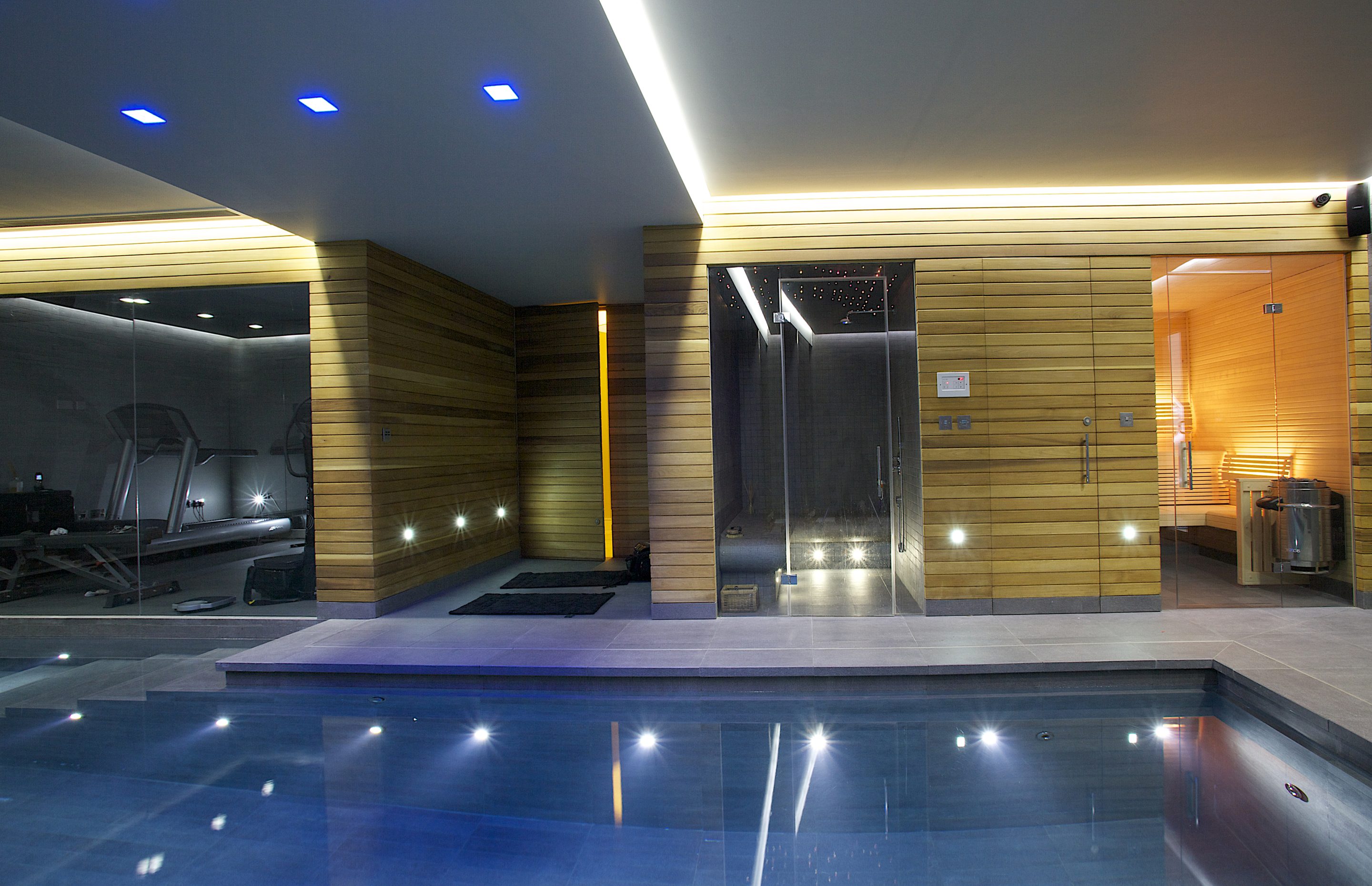 Outdoor moving floor swimming pool
